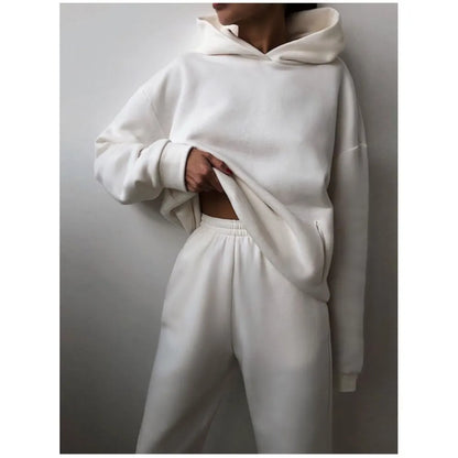 Ensemble décontracté deux pièces pour femme automne-hiver – sweat à capuche épaissi avec poches et pantalon de sport assorti. Tenue mode, ample et confortable.