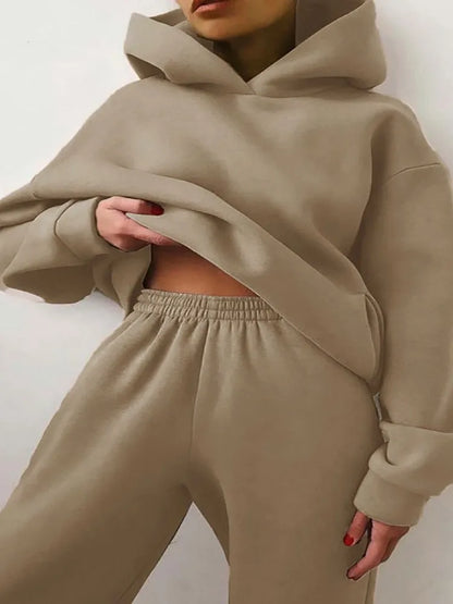 Ensemble décontracté deux pièces pour femme automne-hiver – sweat à capuche épaissi avec poches et pantalon de sport assorti. Tenue mode, ample et confortable.