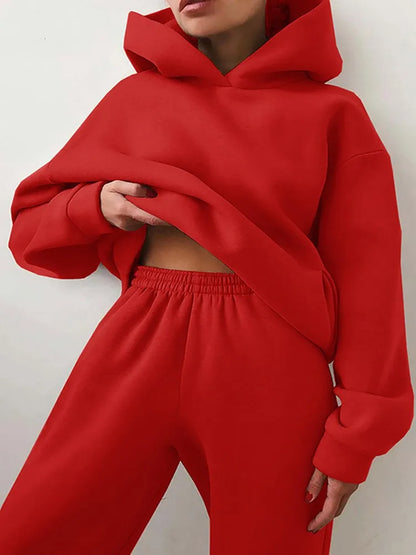Ensemble décontracté deux pièces pour femme automne-hiver – sweat à capuche épaissi avec poches et pantalon de sport assorti. Tenue mode, ample et confortable.