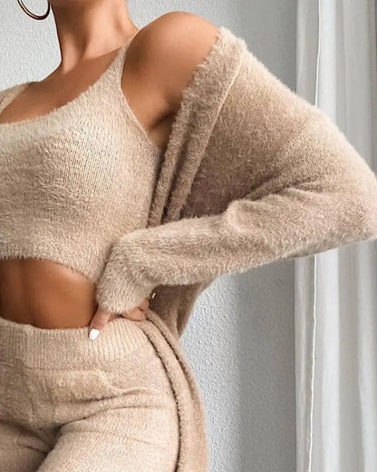 Ensemble trois pièces pour femme automne-hiver – gilet court en peluche à col en V, pantalon assorti et haut sexy. Tenue élégante et chic pour un style sophistiqué ou de bureau.