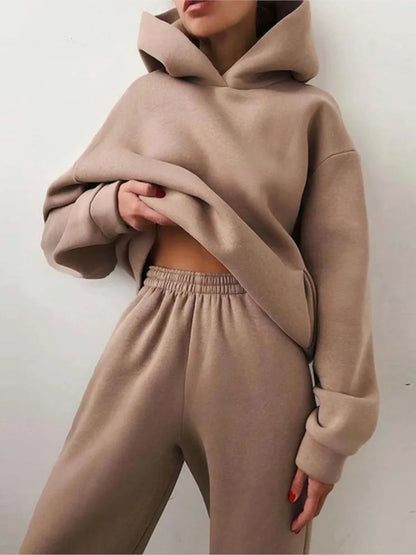 Ensemble décontracté deux pièces pour femme automne-hiver – sweat à capuche épaissi avec poches et pantalon de sport assorti. Tenue mode, ample et confortable.