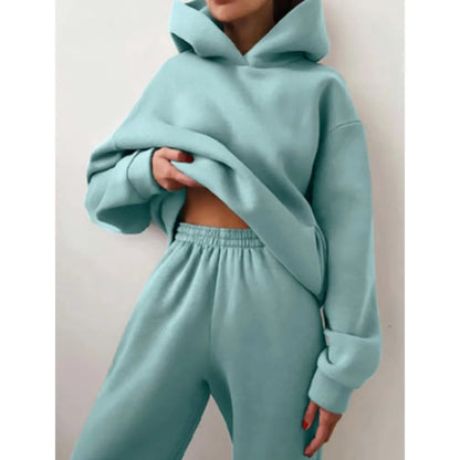 Ensemble décontracté deux pièces pour femme automne-hiver – sweat à capuche épaissi avec poches et pantalon de sport assorti. Tenue mode, ample et confortable.