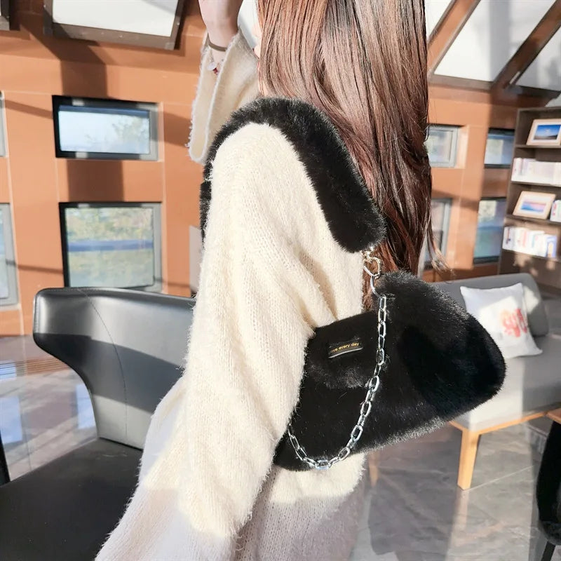 Sac à main pour femme unie – sac d’épaule élégant et doux, style luxe, avec chaîne. Nouveau sac sous l’aisselle simple et chic pour femme.