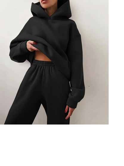 Ensemble décontracté deux pièces pour femme automne-hiver – sweat à capuche épaissi avec poches et pantalon de sport assorti. Tenue mode, ample et confortable.