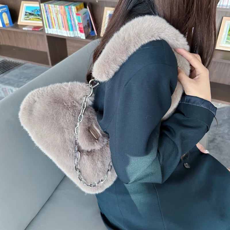 Sac à main pour femme unie – sac d’épaule élégant et doux, style luxe, avec chaîne. Nouveau sac sous l’aisselle simple et chic pour femme.