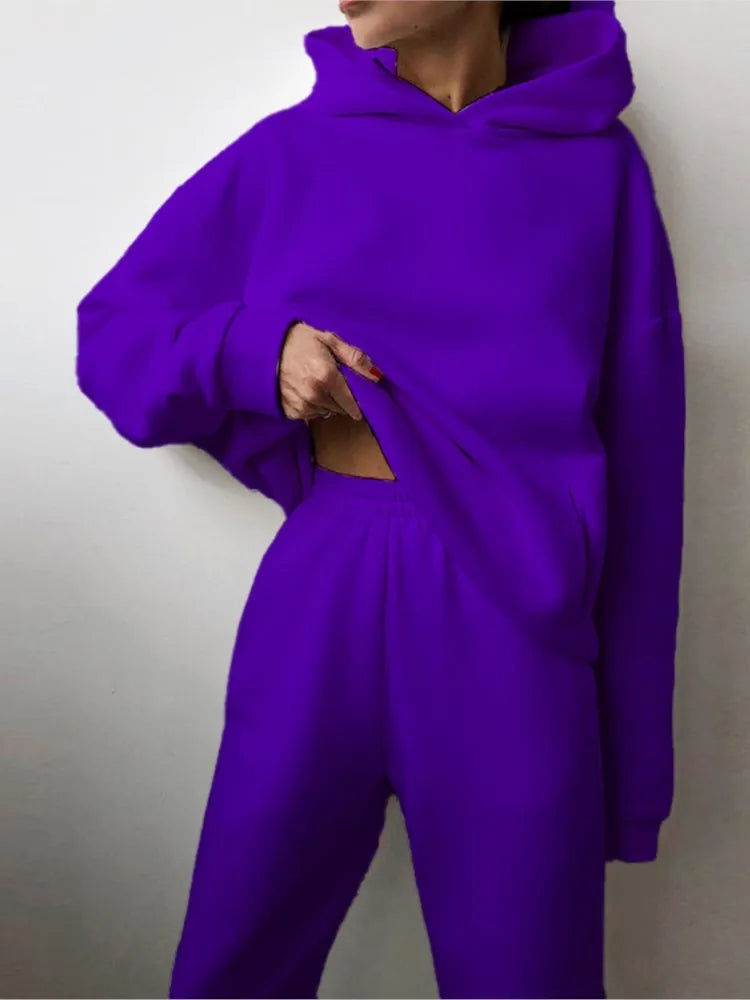 Ensemble décontracté deux pièces pour femme automne-hiver – sweat à capuche épaissi avec poches et pantalon de sport assorti. Tenue mode, ample et confortable.