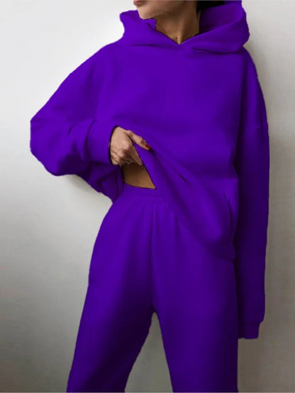 Ensemble décontracté deux pièces pour femme automne-hiver – sweat à capuche épaissi avec poches et pantalon de sport assorti. Tenue mode, ample et confortable.